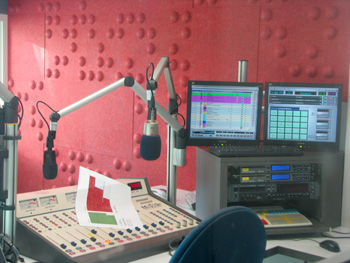 ラジオ局のスタジオ　吸音材を設置