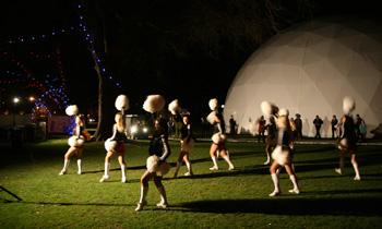 こっちではダンスが・・・/ Christchurch Art Festival at event villege